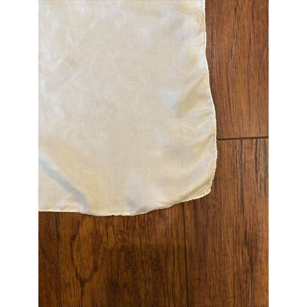 Women’s Vintage White Silk Scarf Rectangular Round Corners Geisha Design Asian - Picture 3 of 4